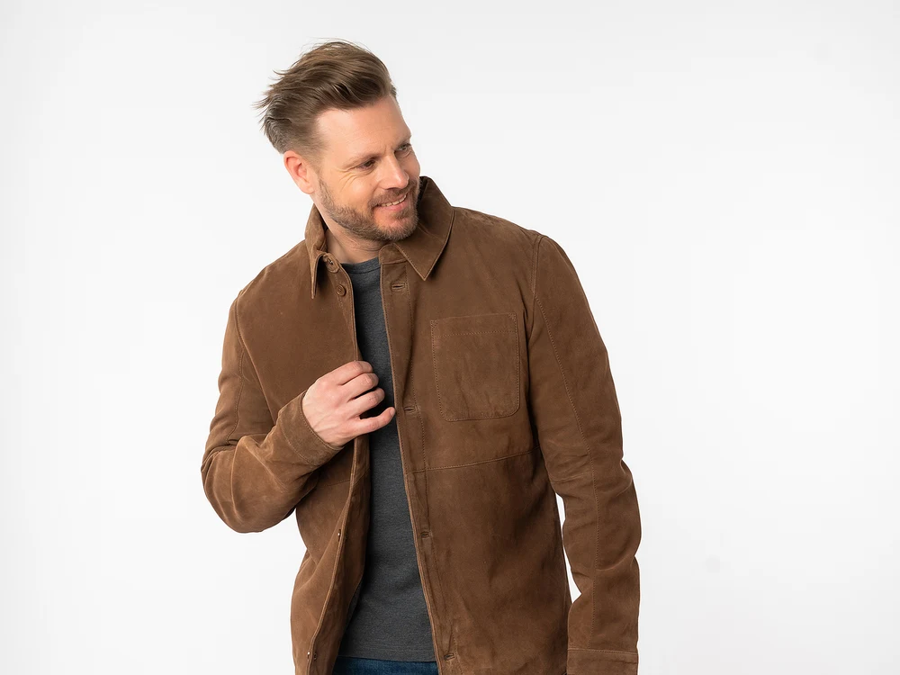 Cămașă din piele MMJarom maro deschis, purtată de model