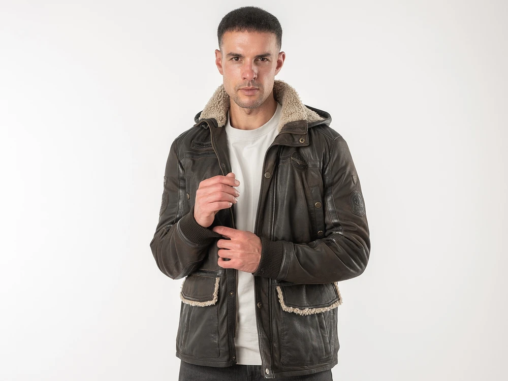 Geacă de iarnă din piele Mauritius Coastranger vintage brown, purtată de model