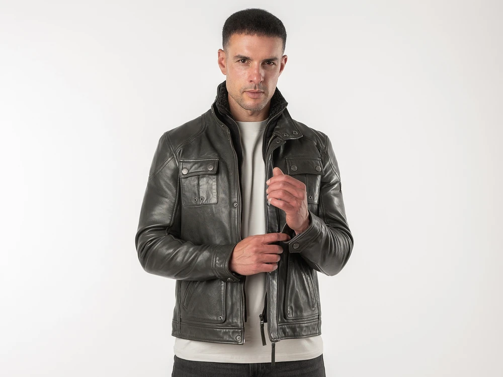 Geacă de iarnă din piele Mauritius Torric dark olive, purtată de model