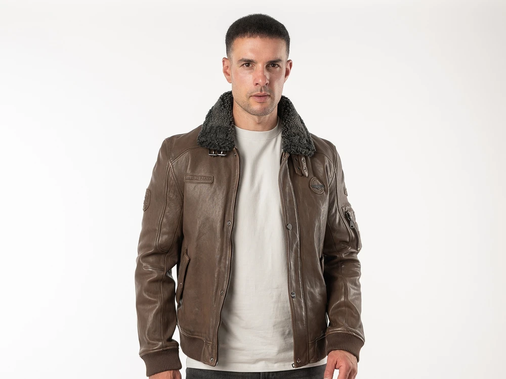 Geacă de iarnă din piele Mauritius Fiort middle brown, purtată de model
