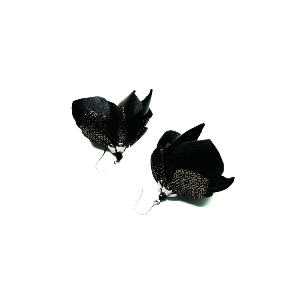 Cercei Handmade din Piele Naturala Negru-Gri Afrodita – Cercei