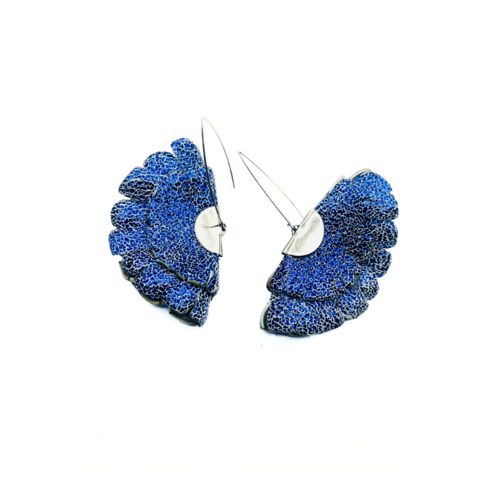 Cercei Handmade din Piele Naturala Albastru Metalizat Boema – Cercei