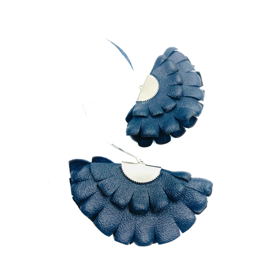 Cercei Handmade din Piele Naturala Bleumarin Boema – Cercei