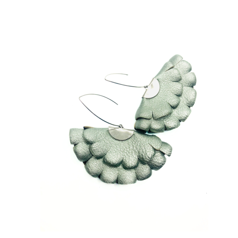 Cercei Handmade din Piele Naturala Gri Metalizat Boema – Cercei