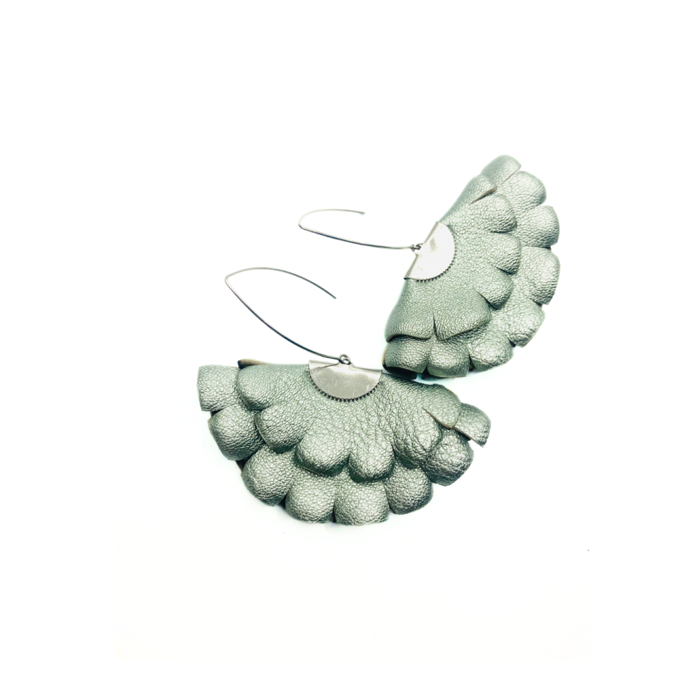 Cercei Handmade din Piele Naturala Gri Metalizat Boema – Cercei