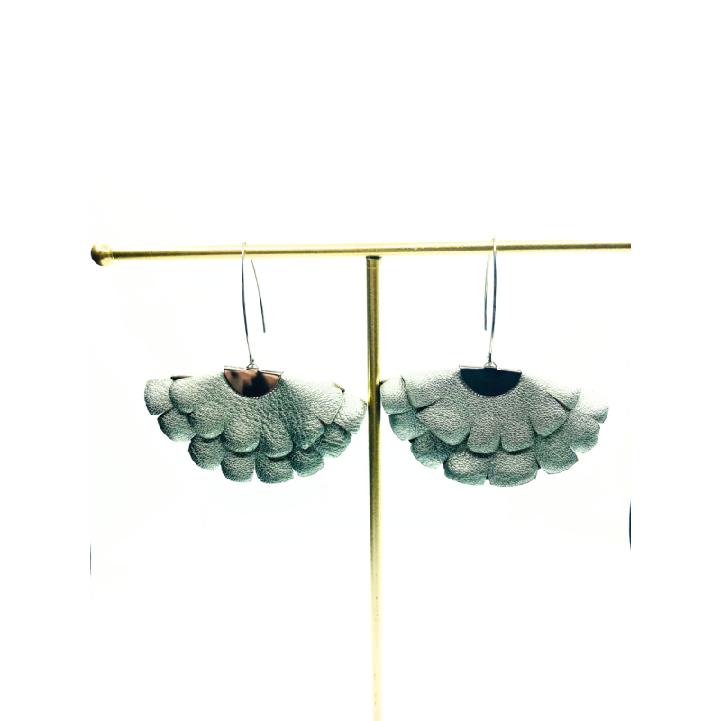 Cercei Handmade din Piele Naturala Gri Metalizat Boema – Cercei