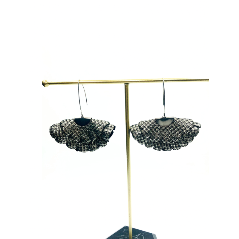 Cercei Handmade din Piele Naturala Gri Metalizat Mozaic Boema – Cercei