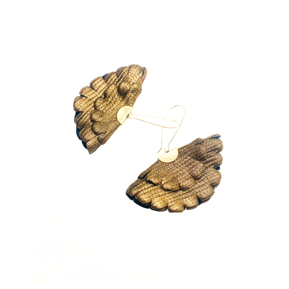 Cercei Handmade din Piele Naturala Maro Metalizat Boema – Cercei