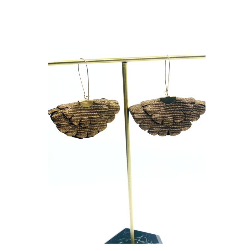 Cercei Handmade din Piele Naturala Maro Metalizat Boema – Cercei