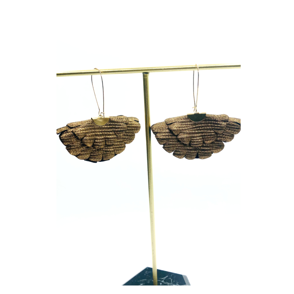 Cercei Handmade din Piele Naturala Maro Metalizat Boema – Cercei