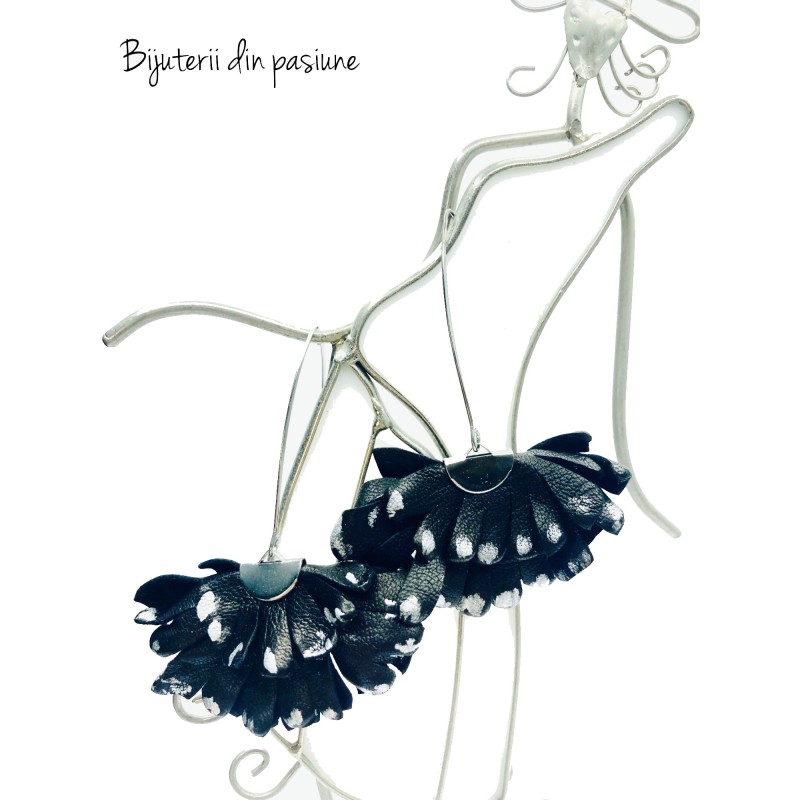 Cercei Handmade din Piele Naturala Neagra Boema – Cercei