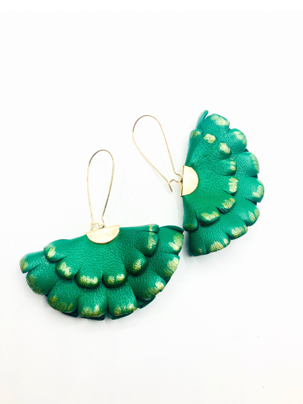 Cercei Handmade din Piele Naturala Verde Smarald Auriu Boema – Cercei — fotografia 1