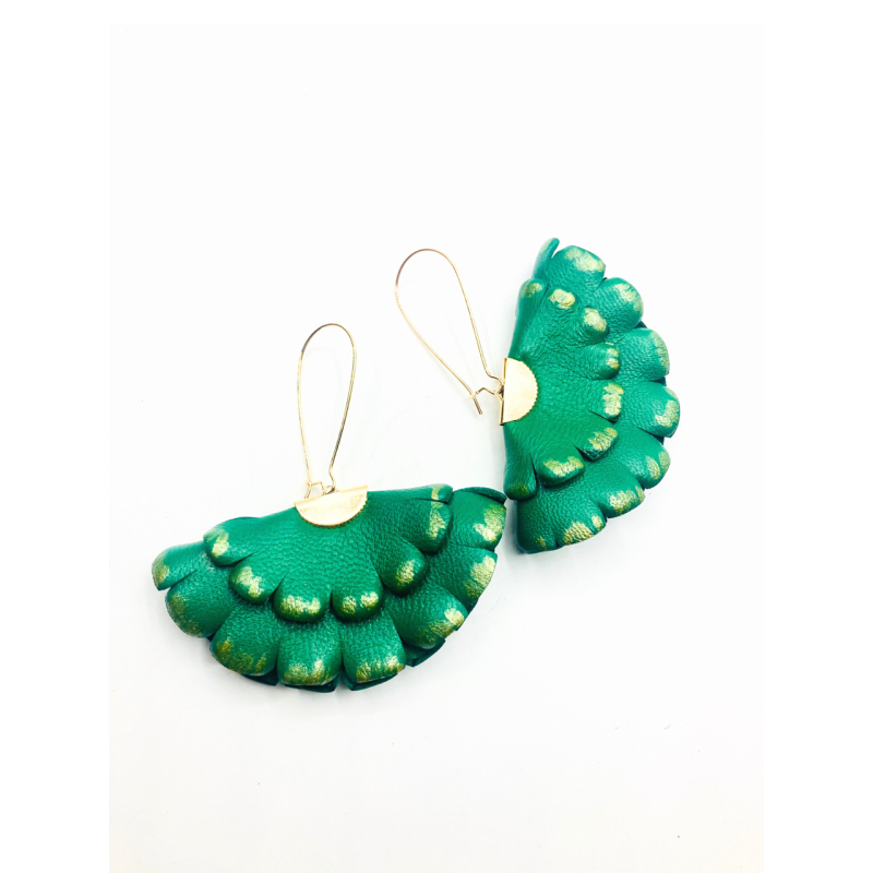 Cercei Handmade din Piele Naturala Verde Smarald Auriu Boema – Cercei