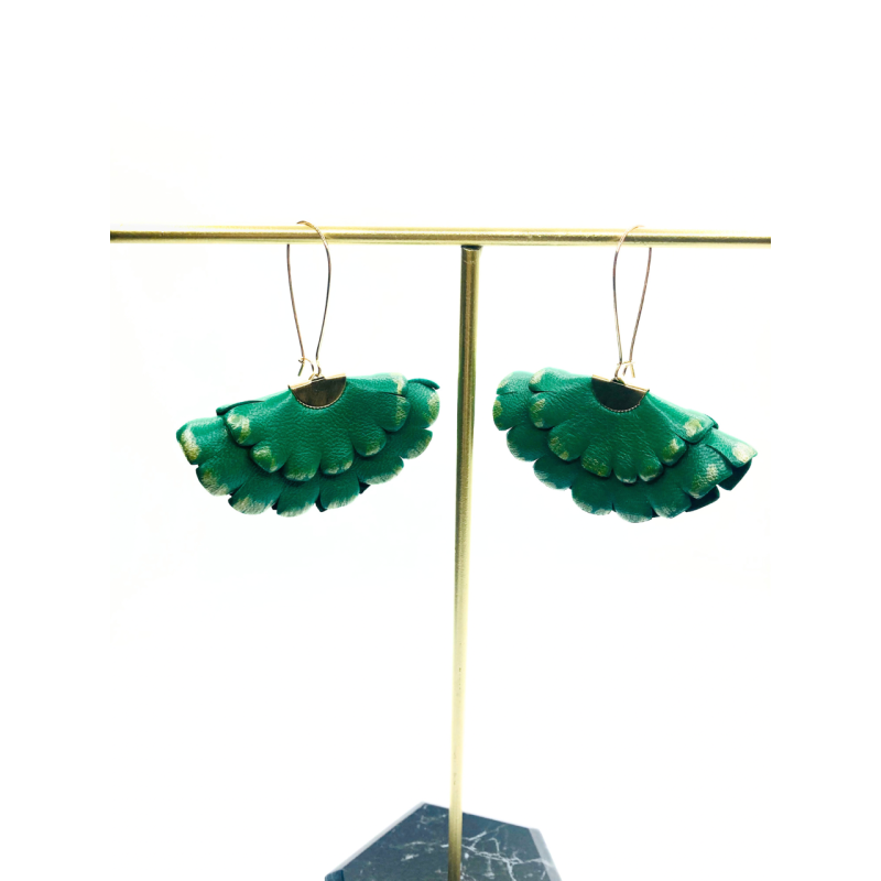 Cercei Handmade din Piele Naturala Verde Smarald Auriu Boema – Cercei