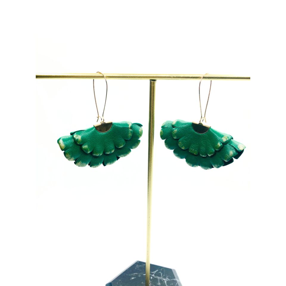 Cercei Handmade din Piele Naturala Verde Smarald Auriu Boema – Cercei