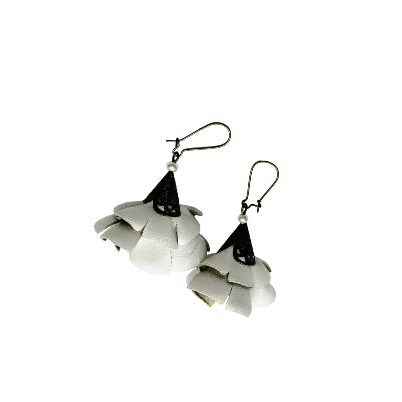 Cercei Handmade din Piele Naturala Alba Emy – Cercei