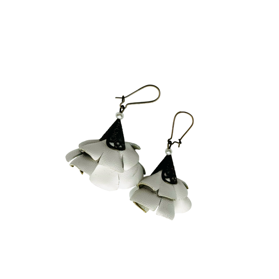 Cercei Handmade din Piele Naturala Alba Emy – Cercei