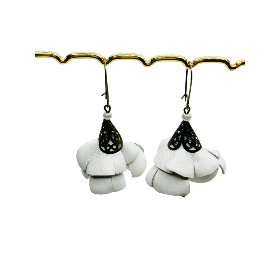 Cercei Handmade din Piele Naturala Alba Emy – Cercei