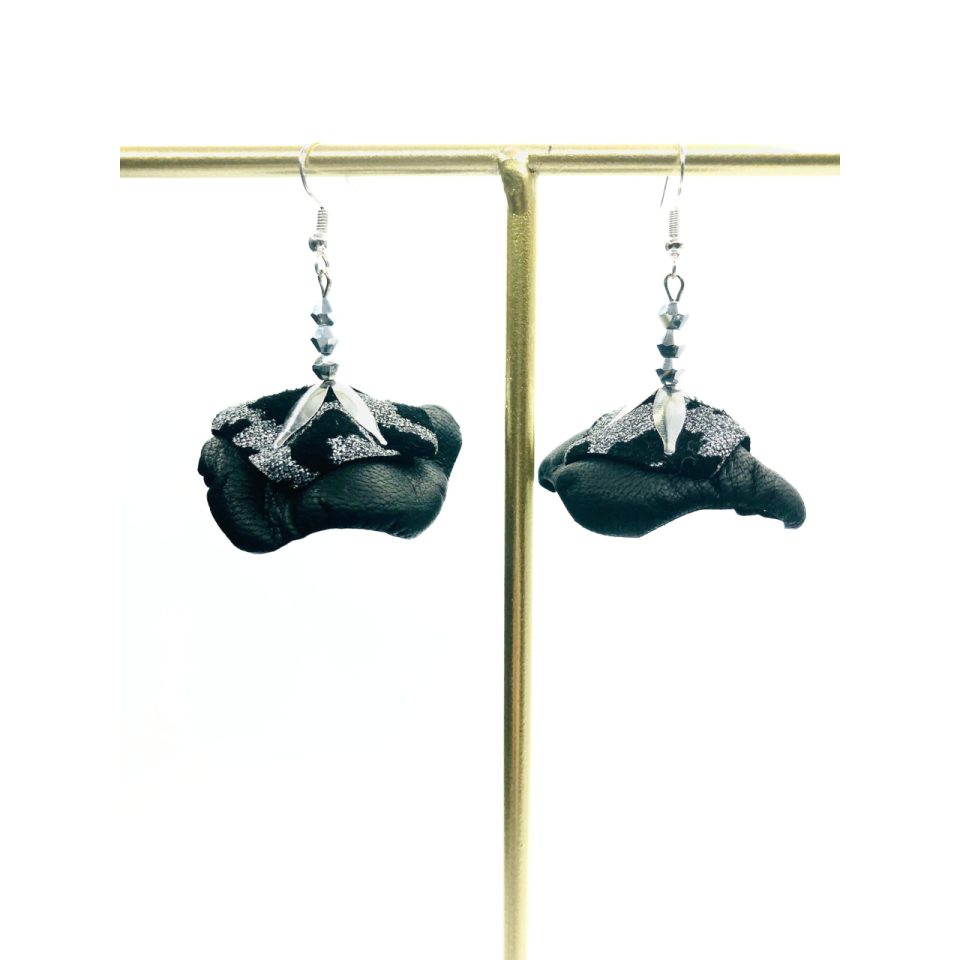 Cercei Handmade din Piele Naturala Negru-Gri Fantasy 1 – Cercei