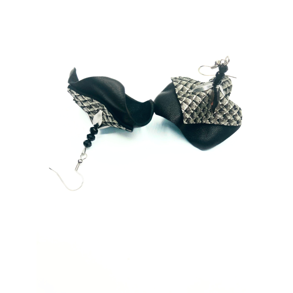 Cercei Handmade din Piele Naturala Negru-Gri Fantasy 2 – Cercei