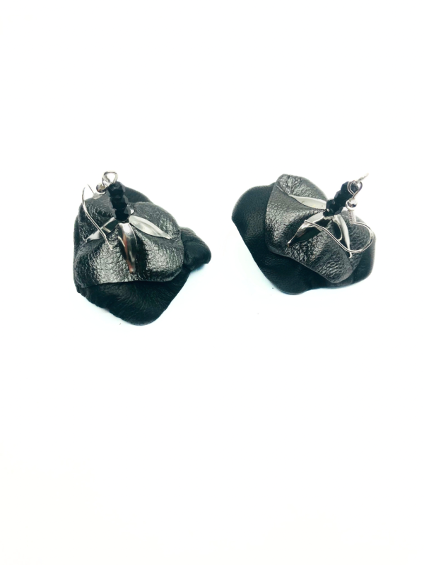 Cercei Handmade din Piele Naturala Negru-Gri Fantasy 3 – Cercei — fotografia 1