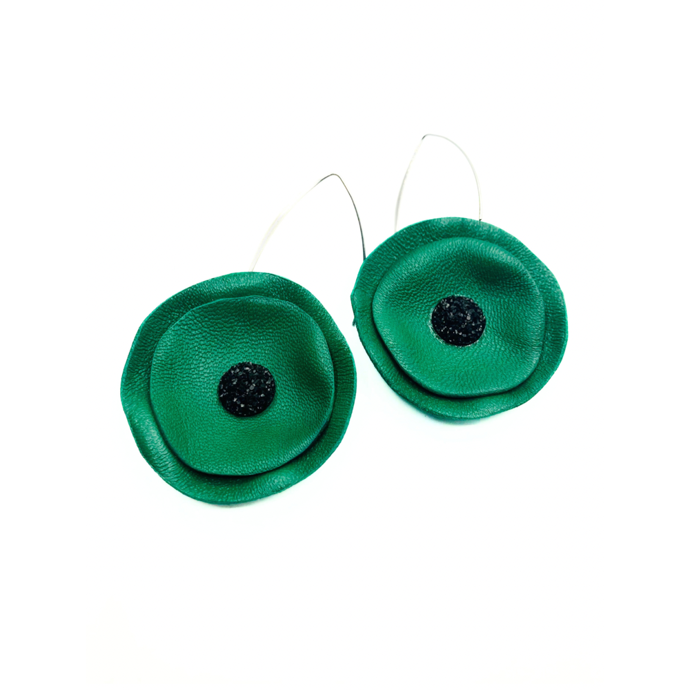 Cercei Handmade din Piele Naturala Verde Poppys - readytowear.ro