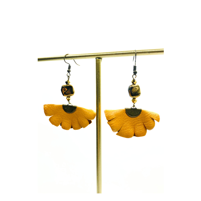 Cercei Handmade din Piele Naturala Galbena Vintage Flower – Cercei Cercei Handmade din Piele Naturala Galbena Vintage Flower – Cercei