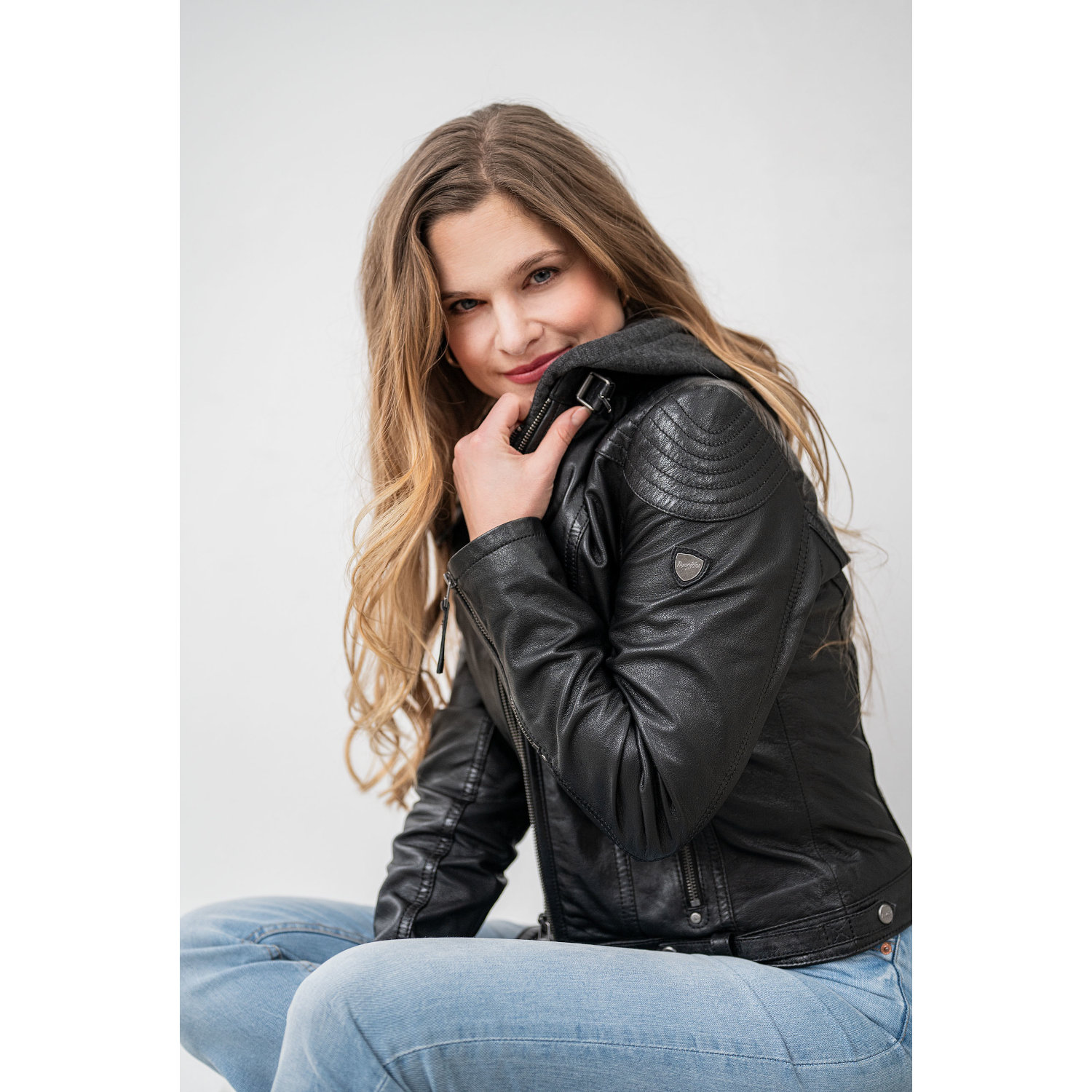 Geacă de Piele Damă Mauritius Cacey Neagră Regular Fit geaca de piele dama neagra Mauritius Cacey cu gluga detasabila model biker