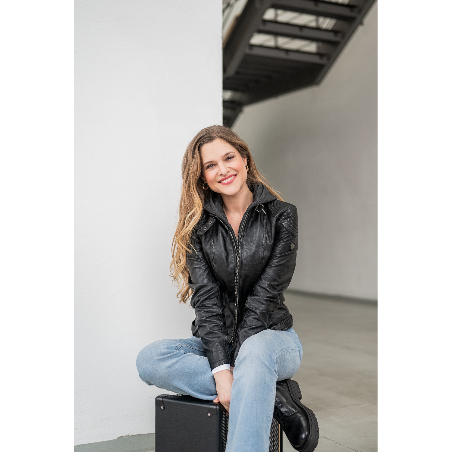 geaca de piele dama neagra Mauritius Cacey cu gluga detasabila model biker