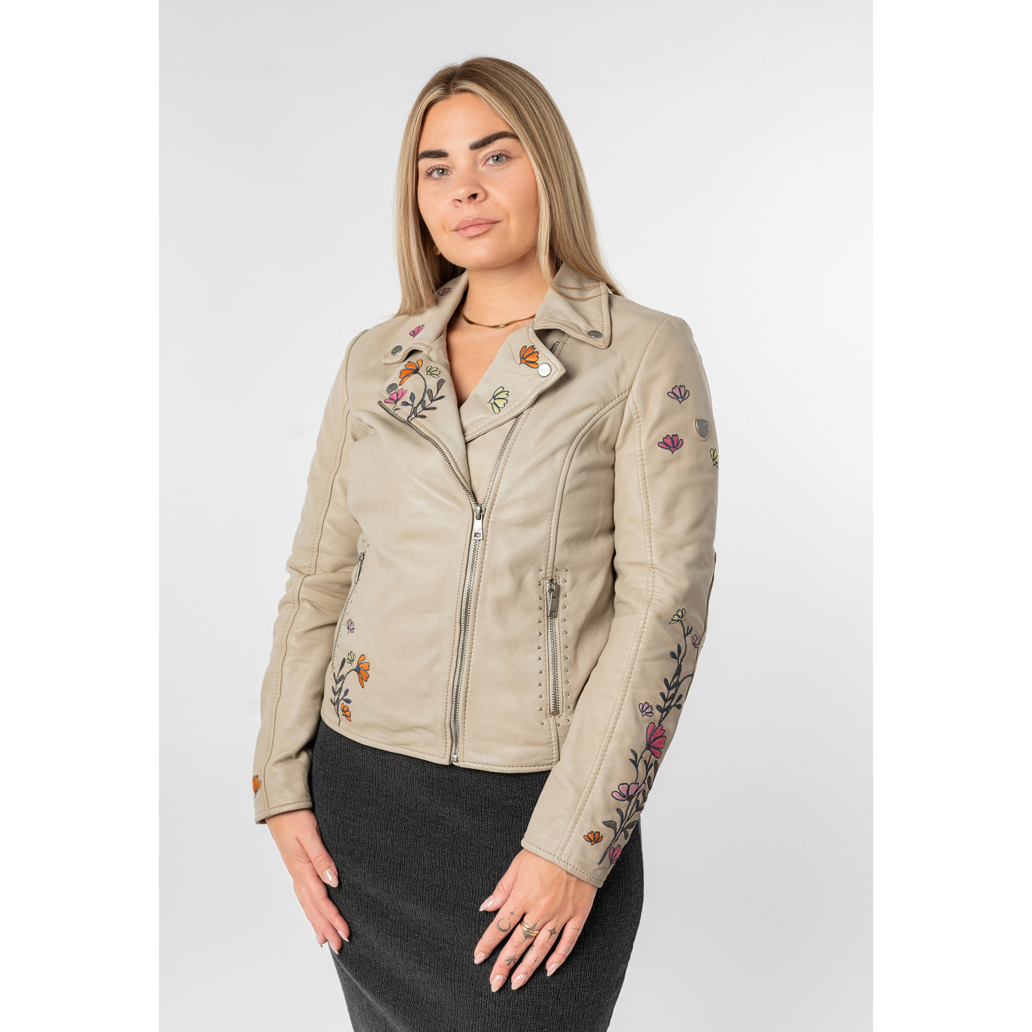 Geacă piele damă alb prăfuit Mauritius MWFloral stil biker cu broderie florală