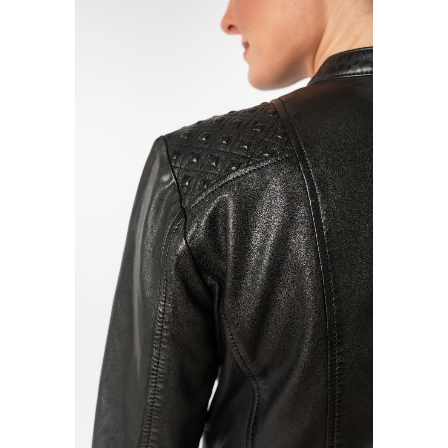 geaca piele dama mauritius neagra mwmakena fermoare aurii umeri embosati