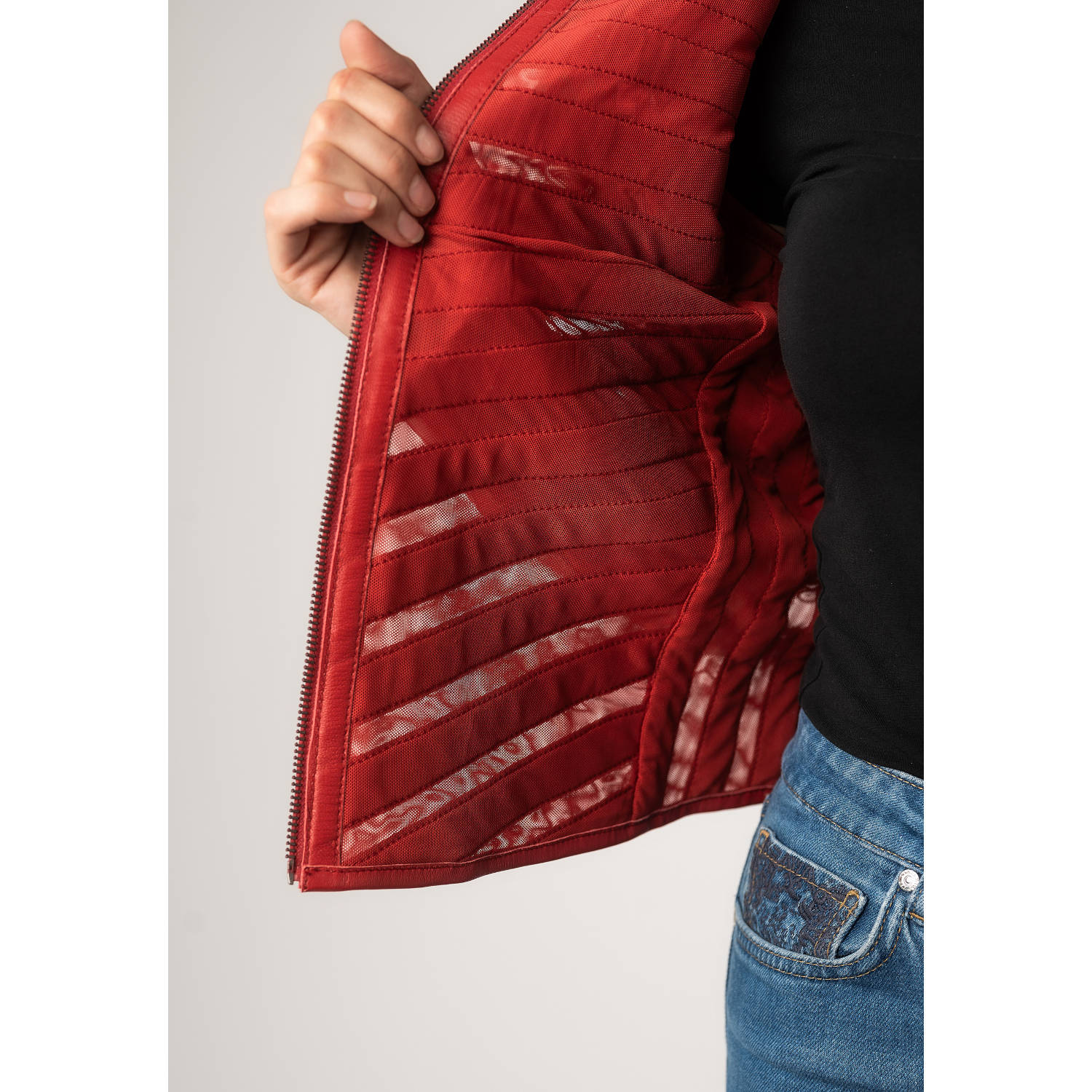 Geaca Piele Mauritius MWSuri - Design Roșu cu Inserții Perforate geaca piele naturala dama mauritius rosie mwsuri fara guler insertii plasa