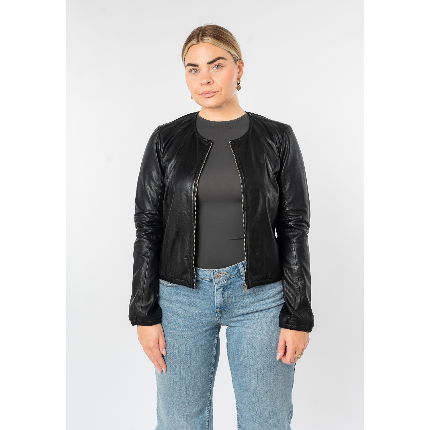 Mauritius MWYanna geacă scurtă de piele damă neagră bolero elegant Geacă scurtă de piele damă Mauritius MWYanna neagră tip bolero stil minimalist