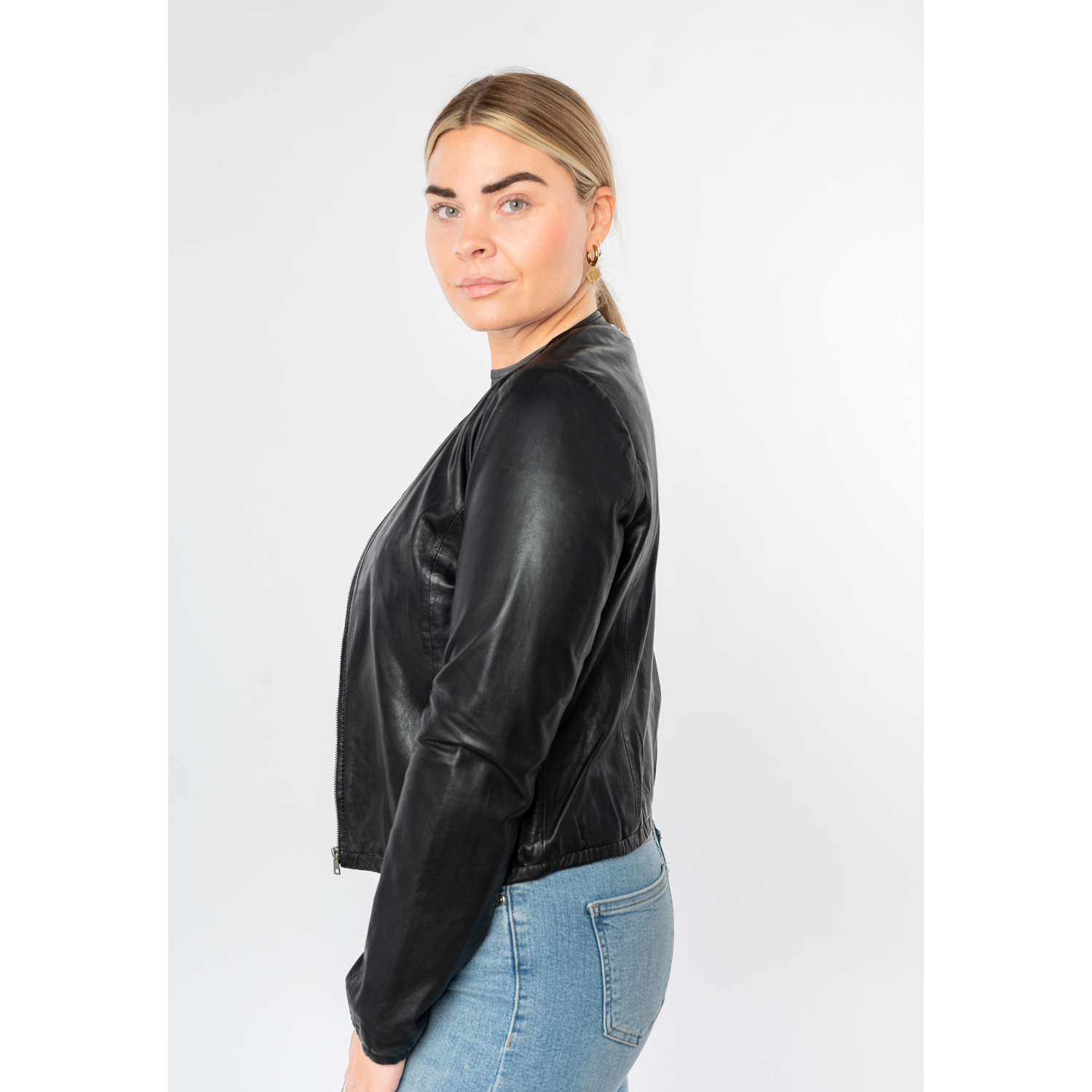 Mauritius MWYanna geacă scurtă de piele damă neagră bolero elegant Geacă scurtă de piele damă Mauritius MWYanna neagră tip bolero stil minimalist