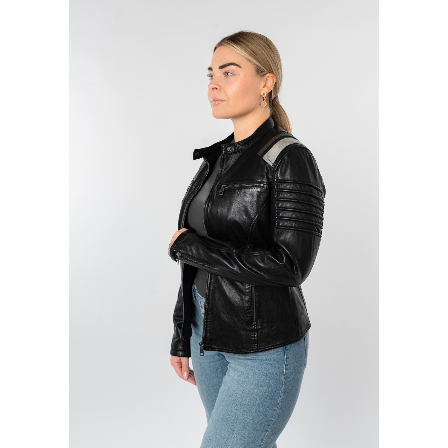 Mauritius MWAgatha - Geacă de Piele Damă Neagră Regular Fit, Stil Café Racer Geacă de Piele Damă Mauritius Neagră MWAgatha cu Inserții Gri pe Umeri și Guler Tunică
